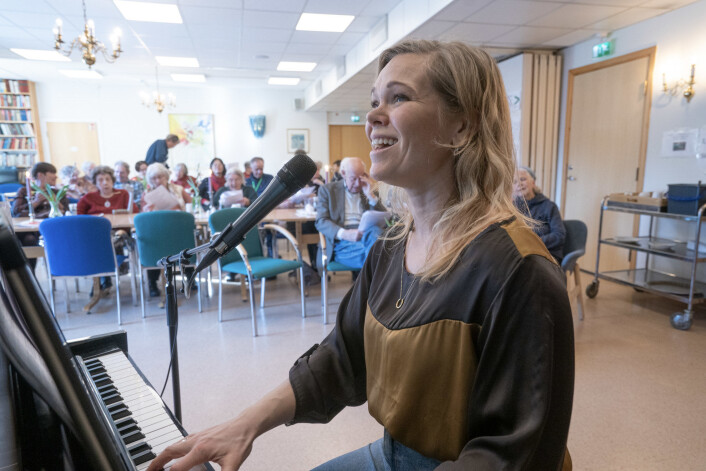 Artist Kristin Minde Kråkenes er kulturarbeider på seniorsenteret, og leder «Musikk-kafè» på huset en gang i måneden. Foto: Torstein Ihle Artist Kristin Minde Kråkenes er kulturarbeider på seniorsenteret, og leder «Musikk-kafè» på huset en gang i måneden. Foto: Torstein Ihle