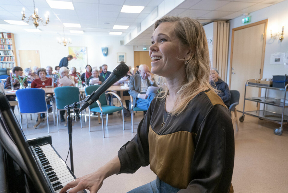 Artist Kristin Minde Kråkenes er kulturarbeider på seniorsenteret, og leder «Musikk-kafè» på huset en gang i måneden. Foto: Torstein Ihle