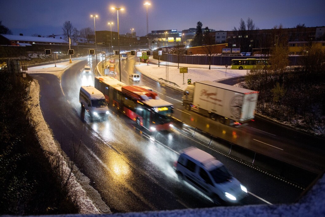 Regn, snø og sludd bidrar til kø ved Økern i retning Sinsen innover mot Oslo mandag morgen. Snøen og sluddet kom i løpet av natt til mandag. Vinterføre. Autovern. Foto: Thomas Winje Øijord / NTB scanpix Regn, snø og sludd bidrar til kø ved Økern i retning Sinsen innover mot Oslo mandag morgen. Snøen og sluddet kom i løpet av natt til mandag. Vinterføre. Autovern. Foto: Thomas Winje Øijord / NTB scanpix