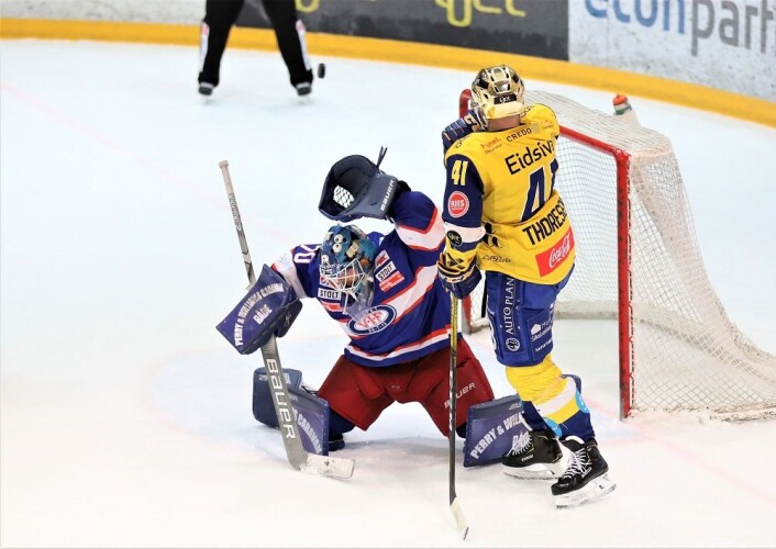 Pucken smeller i tverrliggeren over hodet på Steffen Søberg. Foto: André Kjernsli Pucken smeller i tverrliggeren over hodet på Steffen Søberg. Foto: André Kjernsli