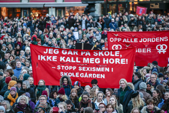 " Jeg går på skole, ikke kall meg hore! Stopp sexismen i skolegården" var blant parolene under markeringen av den internasjonale kvinnedagen på Youngstorget i Oslo.<br />Foto: Håkon Mosvold Larsen / NTB scanpix " Jeg går på skole, ikke kall meg hore! Stopp sexismen i skolegården" var blant parolene under markeringen av den internasjonale kvinnedagen på Youngstorget i Oslo.<br />Foto: Håkon Mosvold Larsen / NTB scanpix