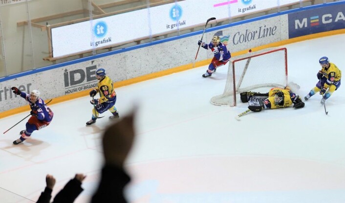 Karterud avgjør i sudden death, og jubler som vanlig til Klanen. Foto: André Kjernsli Karterud avgjør i sudden death, og jubler som vanlig til Klanen. Foto: André Kjernsli