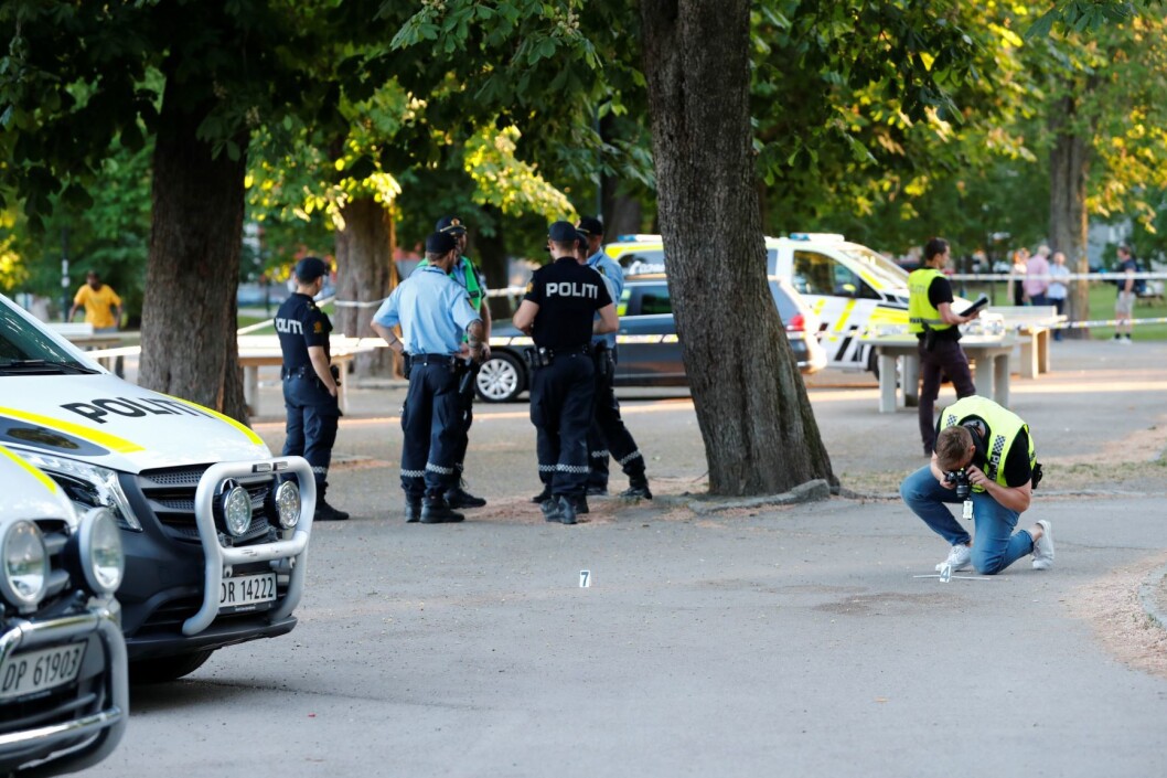 Det er ulike forklaringer om hvem av de to brødrene som påførte mannen det livstruende knivstikket, men retten mener at begge kan dømmes for drapsforsøk og medvirkning. Foto: Heiko Junge / NTB scanpix Det er ulike forklaringer om hvem av de to brødrene som påførte mannen det livstruende knivstikket, men retten mener at begge kan dømmes for drapsforsøk og medvirkning. Foto: Heiko Junge / NTB scanpix