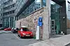 Muren fra Tukthuset er delvis bevart. Politidirektoratets bygg i bakgrunnen, Calmeyers gate.