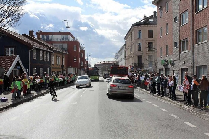 Foreldre og barn aksjonerer mot trafikken i Strømsveien. Foto: Aksjon Strømsveien Foreldre og barn aksjonerer mot trafikken i Strømsveien. Foto: Aksjon Strømsveien