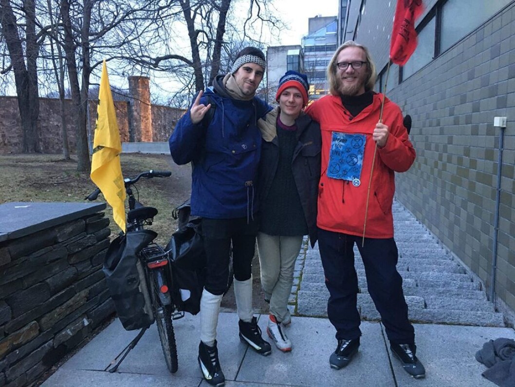 Fra venstre: Anders Stai Fougner (26), Magne Nyberg (18) og Eskil Roll-Hansen (23) lot seg frivillig arrestere som en del av aksjonen for å sette fokus på global oppvarming. Her er de akkurat ute fra arresten. Foto: Extinction Rebellion Fra venstre: Anders Stai Fougner (26), Magne Nyberg (18) og Eskil Roll-Hansen (23) lot seg frivillig arrestere som en del av aksjonen for å sette fokus på global oppvarming. Her er de akkurat ute fra arresten. Foto: Extinction Rebellion
