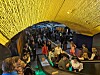 Nationaltheatret stasjon 17. mai i fjor. Det var mange mennesker. Ruter fraråder å benytte seg av dette stoppet.