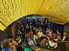 Nationaltheatret stasjon 17. mai i fjor. Det var mange mennesker. Ruter fraråder å benytte seg av dette stoppet.