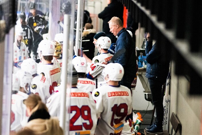 Vålerenga-trener Roy Johansen var til tider synlig lite imponert over hva gutta hans presterte ute på isen. Foto: Bjørnar Morønning Vålerenga-trener Roy Johansen var til tider synlig lite imponert over hva gutta hans presterte ute på isen. Foto: Bjørnar Morønning