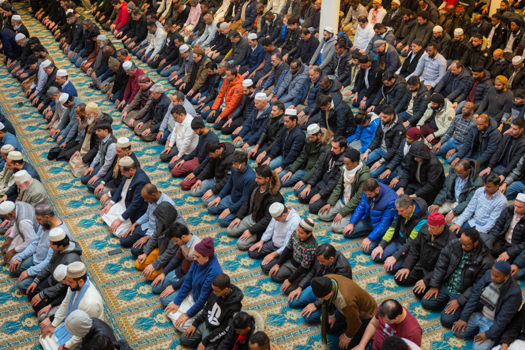 Det er fredagsbønn i den digre Central Jamaat e-ahl-e Sunnat moskeen på Grønland. Foto: Morten Lauveng Jørgensen Det er fredagsbønn i den digre Central Jamaat e-ahl-e Sunnat moskeen på Grønland. Foto: Morten Lauveng Jørgensen