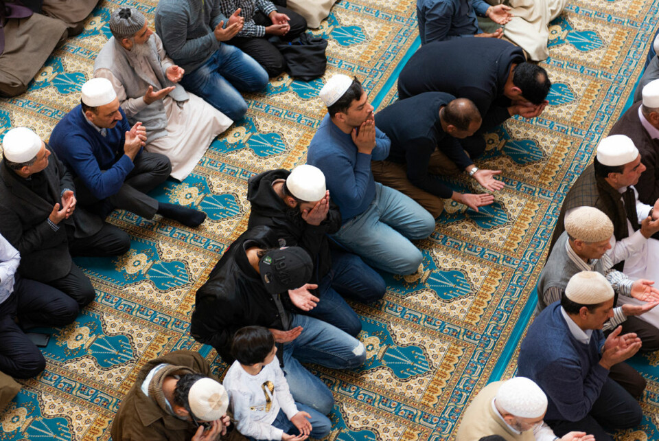 Folk sitter på rekker og det er fullt i det store rommet i moskeen. Foto: Morten Lauveng Jørgensen