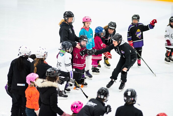 På selveste kvinnedagen er det flust av hockeytalenter i Grüner ishall. Foto: Bjørnar Morønning På selveste kvinnedagen er det flust av hockeytalenter i Grüner ishall. Foto: Bjørnar Morønning