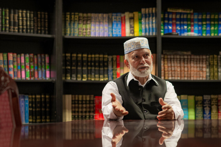 Styremedlem og vår guide, Haji Zafar Iqbal Forteller oss om bøkene i biblioteket. Foto: Morten Lauveng Jørgensen Styremedlem og vår guide, Haji Zafar Iqbal Forteller oss om bøkene i biblioteket. Foto: Morten Lauveng Jørgensen