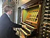 Mathias Kråkenes trakterer det enorme orgelet i Domkirken.