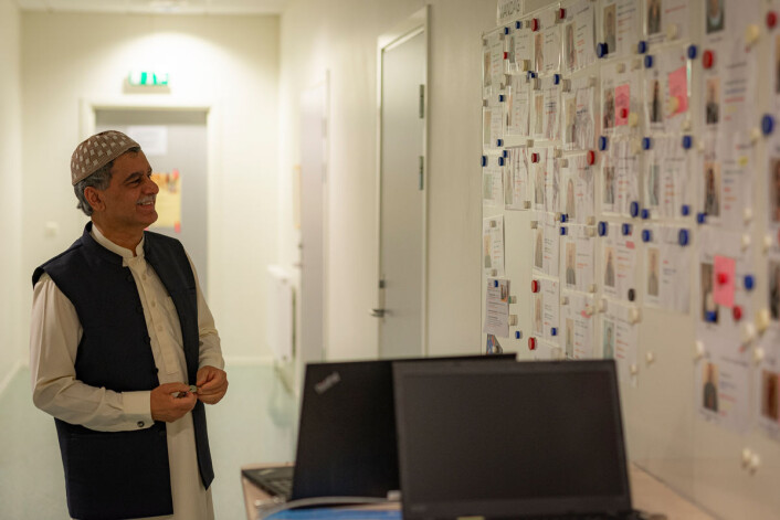 Styreleder Sheikh Khalid Mahmood viser frem tavlen med navnene på alle de frivillige<br />lærerne som er tilknyttet leksehjelpprogrammet moskeen driver i samarbeid med Røde Kors. Foto: Morten Lauveng Jørgensen Styreleder Sheikh Khalid Mahmood viser frem tavlen med navnene på alle de frivillige<br />lærerne som er tilknyttet leksehjelpprogrammet moskeen driver i samarbeid med Røde Kors. Foto: Morten Lauveng Jørgensen
