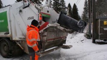 ENDELIG: Etter å ha ventet i flere uker blir søppelet tømt for beboerne i Maridalen. Foto: Christina Campo