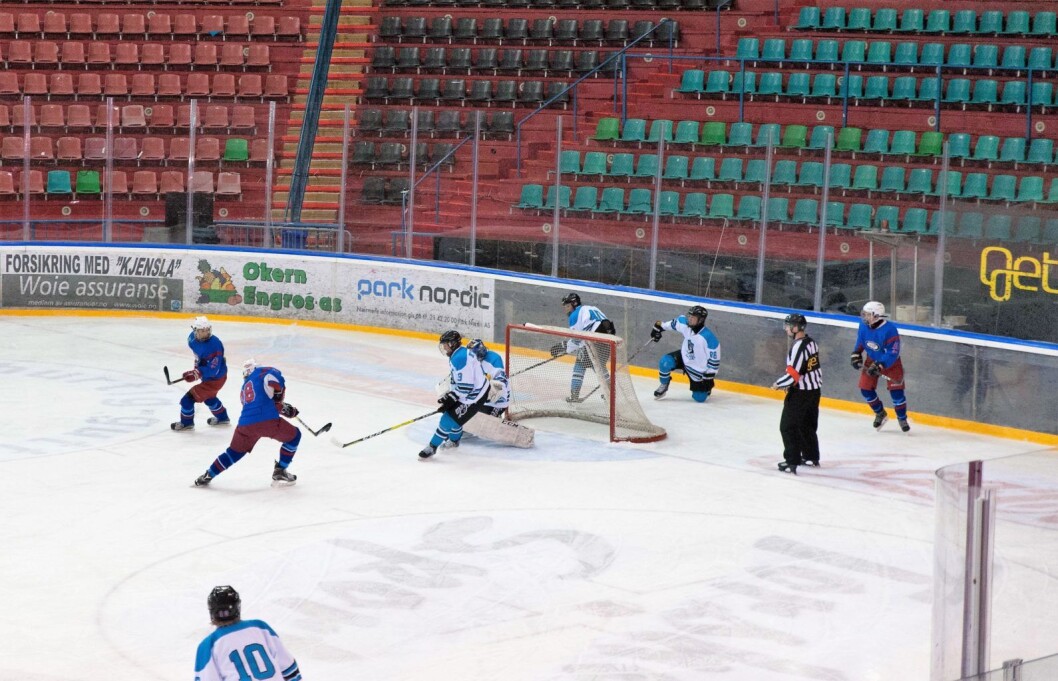Siste kamp på Jordal Amfi noensinne var mellom Vålerenga U16 og Nidaros. Foto: Anna Carlsson Siste kamp på Jordal Amfi noensinne var mellom Vålerenga U16 og Nidaros. Foto: Anna Carlsson