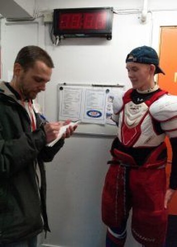 Trym Brodal Hagen intervjues av VårtOslo etter å ha skåret Jordal Amfis siste hockeymål. Foto: Anna Carlsson Trym Brodal Hagen intervjues av VårtOslo etter å ha skåret Jordal Amfis siste hockeymål. Foto: Anna Carlsson