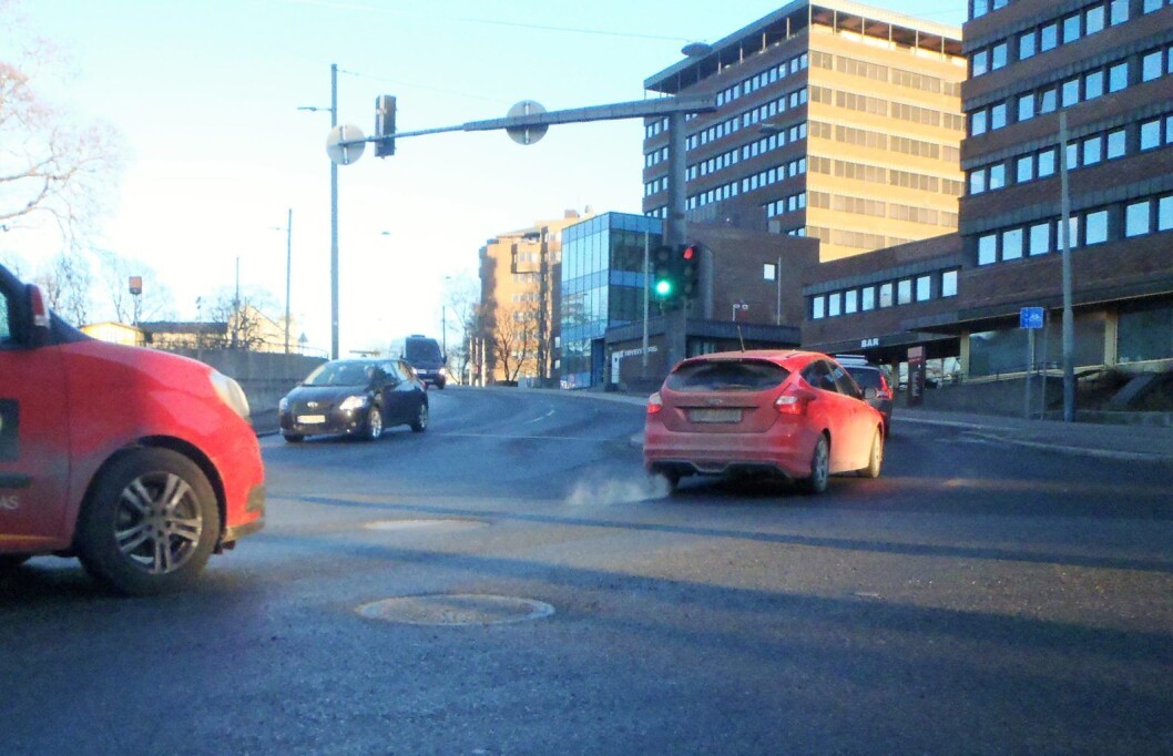 Forurensningen fra dieselbiler blir til potensielt helsefarlig svevestøv. Foto: Kay Asbjørn Schjørlien Forurensningen fra dieselbiler blir til potensielt helsefarlig svevestøv. Foto: Kay Asbjørn Schjørlien