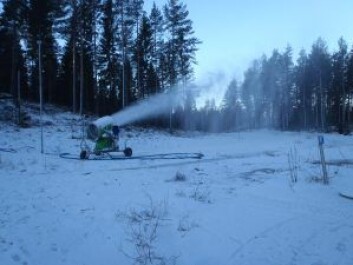Snøkanonene produserer snø direkte i løypene. Snøkanonene produserer snø direkte i løypene.