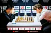 Magnus Carlsen konsentrerer seg ved sjakkbrettet.