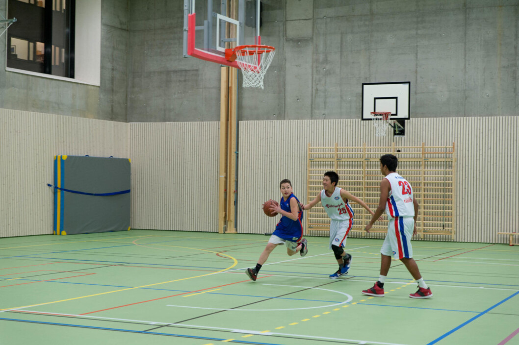 Basketgutta fikk æren av å åpne den nye Vahl flerbrukshall. Foto: Anna Carlsson Basketgutta fikk æren av å åpne den nye Vahl flerbrukshall. Foto: Anna Carlsson