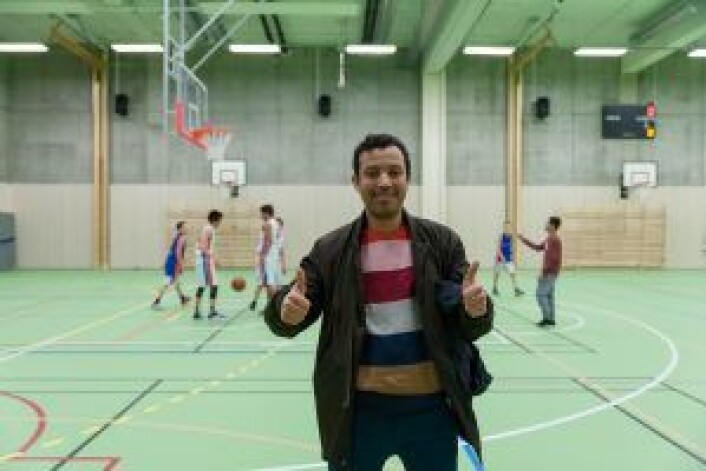 � Idretten holder de unge unna rus, slåsskamper og kriminalitet, mener Mimoun El Atiaoui, leder av Sportsklubben Sterling. Foto: Anna Carlsson � Idretten holder de unge unna rus, slåsskamper og kriminalitet, mener Mimoun El Atiaoui, leder av Sportsklubben Sterling. Foto: Anna Carlsson