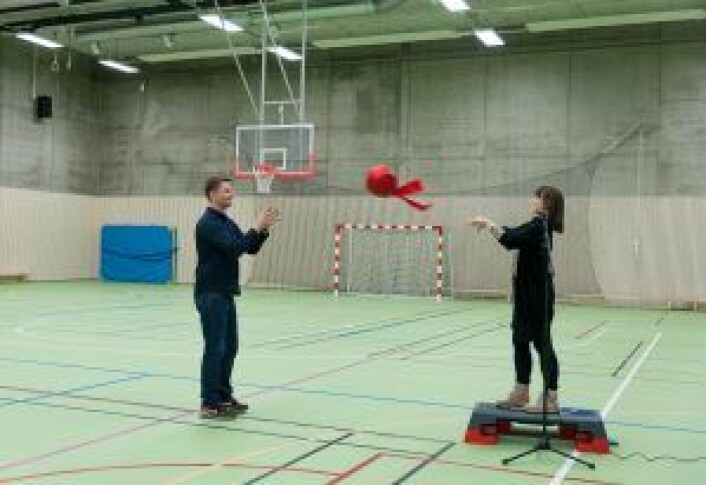 Kulturbyråd Rina Mariann Hansen åpnet hallen ved å sentre en basketball med rød sløyfe. Foto: Anna Carlsson Kulturbyråd Rina Mariann Hansen åpnet hallen ved å sentre en basketball med rød sløyfe. Foto: Anna Carlsson