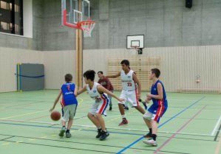 Den aller første kampen i Vahl idrettshall ble i basket. Foto: Anna Carlsson Den aller første kampen i Vahl idrettshall ble i basket. Foto: Anna Carlsson