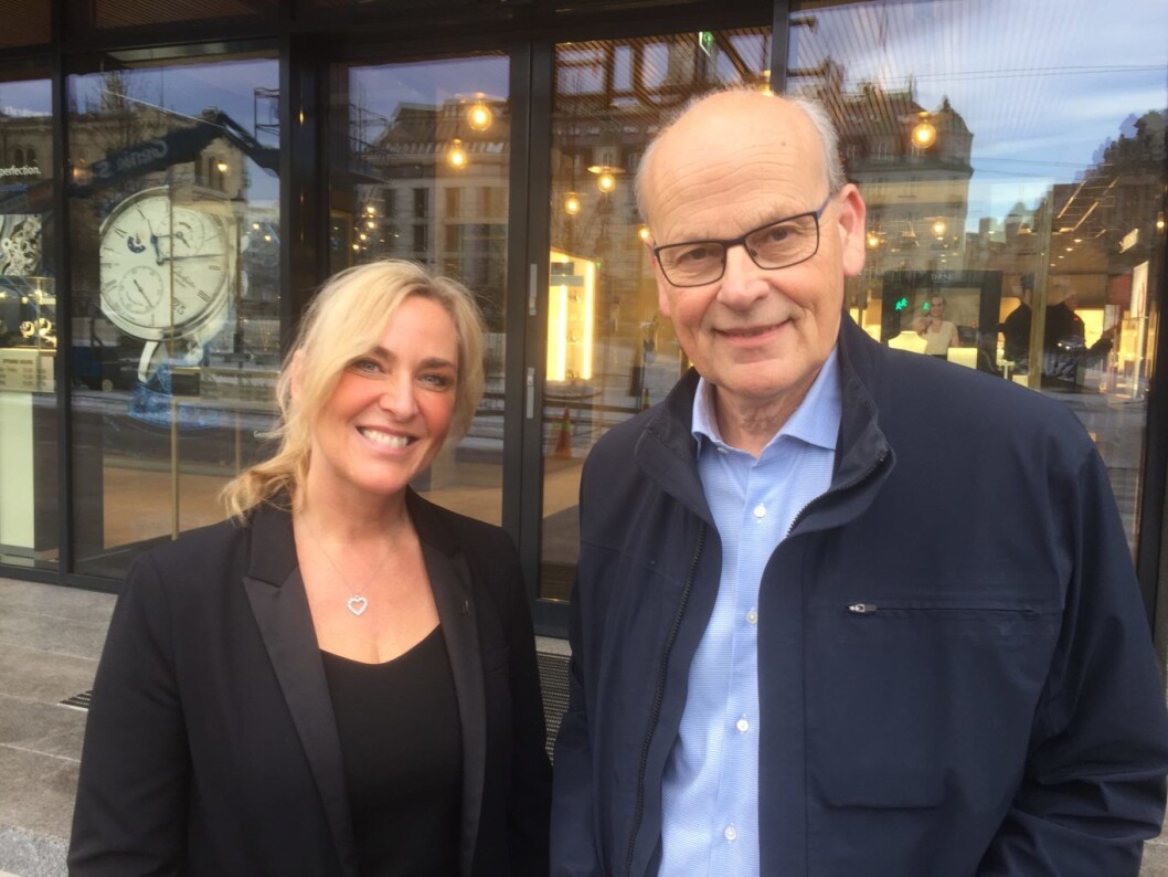 Klokkebutikken Thune har merket nedgangen i besøk. Her butikksjef Mia Fossheim Krohn og stortingsrepresentant Michael Tetzschner (H). Foto: Vegard Velle Klokkebutikken Thune har merket nedgangen i besøk. Her butikksjef Mia Fossheim Krohn og stortingsrepresentant Michael Tetzschner (H). Foto: Vegard Velle