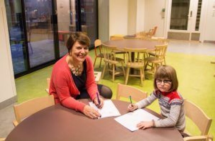 Tradisjonell teknologi: Julie (5) fra Støperiet barnehage på Grünerløkka viser byråd Tone Tellevik Dahl hvordan man tegner. Foto: Nafisa Zaheer Tradisjonell teknologi: Julie (5) fra Støperiet barnehage på Grünerløkka viser byråd Tone Tellevik Dahl hvordan man tegner. Foto: Nafisa Zaheer