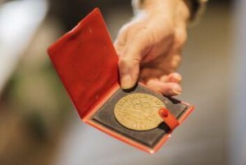Deltagermedaljen fra vinter-OL i Innsbruck i 1964. Norge tok 5 seire og fikk tre tap i ishockeyturneringen. Foto: Stine Raastad Deltagermedaljen fra vinter-OL i Innsbruck i 1964. Norge tok 5 seire og fikk tre tap i ishockeyturneringen. Foto: Stine Raastad