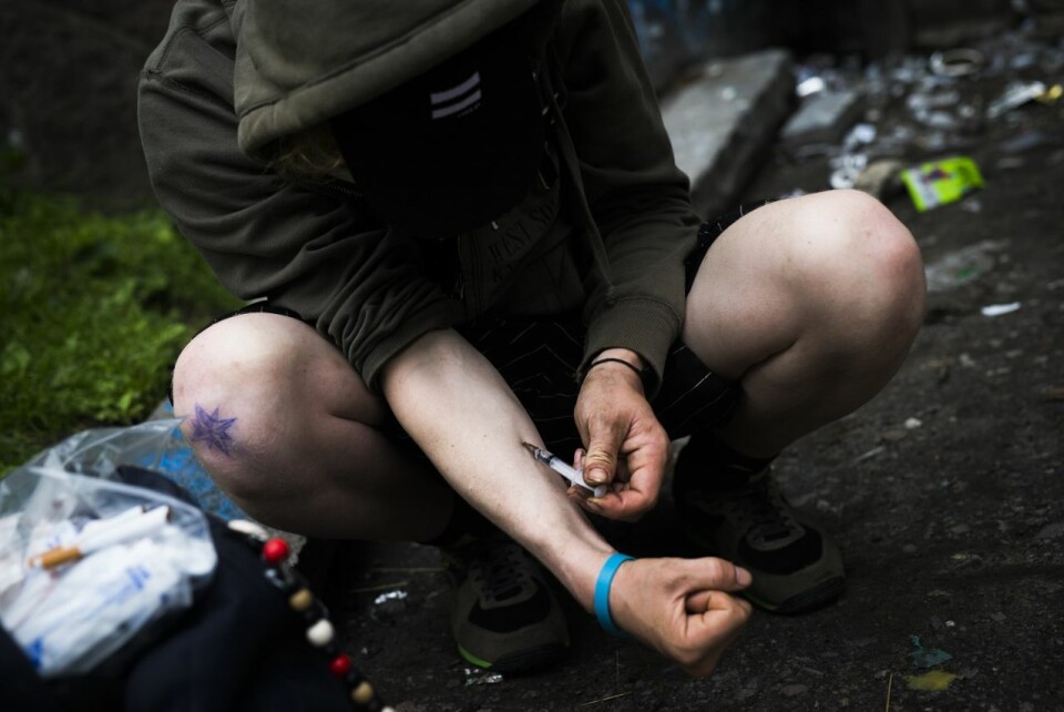 En bruker skyter heroin ved Akerselva i 2017. Foto: Christian Vassdal