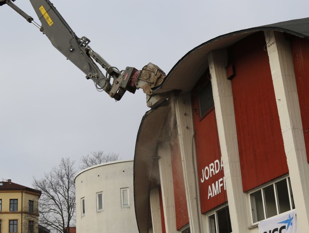 Biter av en bit av taket. Rivingen er i gang. Foto: Atle Enersen Biter av en bit av taket. Rivingen er i gang. Foto: Atle Enersen