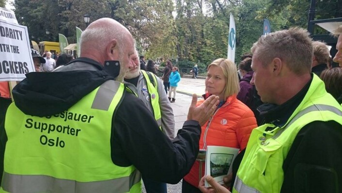 Politikerne kan få se mer til Oslos havnearbeidere før valget i 2017. Her konfronteres daværende samferdselsbyråd, Guri Melby, foran lokalvalget i 2015. Foto: Christian Boger Politikerne kan få se mer til Oslos havnearbeidere før valget i 2017. Her konfronteres daværende samferdselsbyråd, Guri Melby, foran lokalvalget i 2015. Foto: Christian Boger