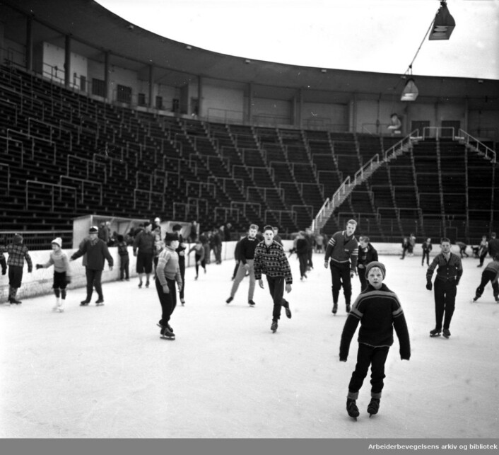 Barn på skøyter på Jordal Amfi, desember 1959. Foto: Ukjent / Arbeiderbevegelsens arkiv og bibliotek Barn på skøyter på Jordal Amfi, desember 1959. Foto: Ukjent / Arbeiderbevegelsens arkiv og bibliotek