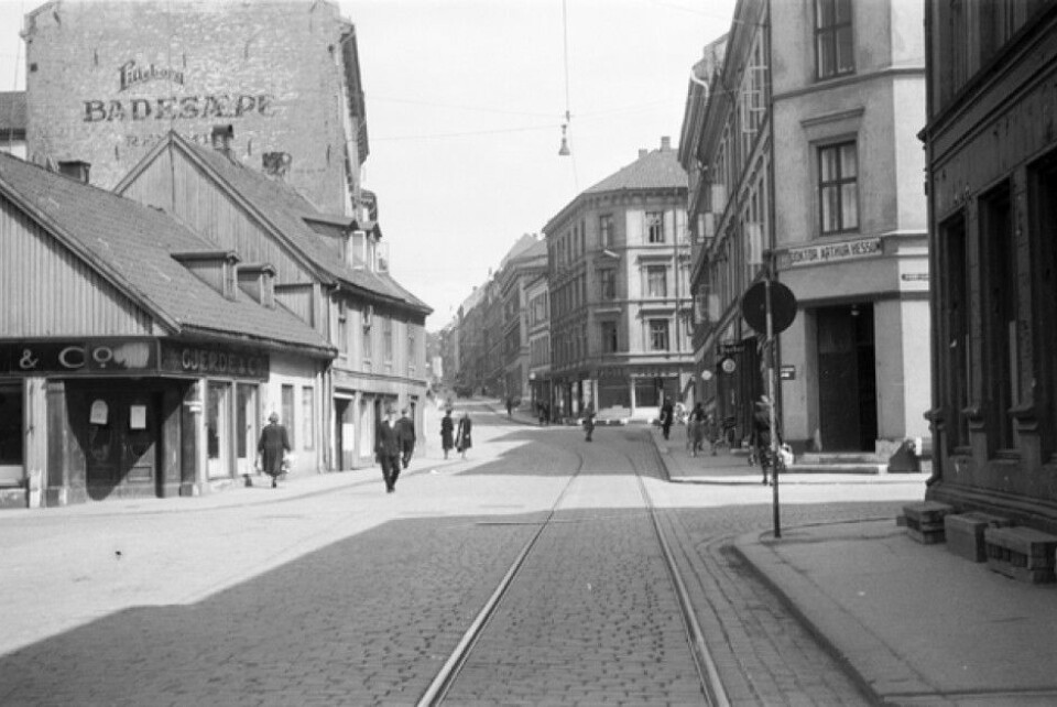 Tøyengata i 1943, i krysset med Nordbygata. Neste kryssende gate er Urtegata. Foto: Oslobilder.no / Oslo byarkiv