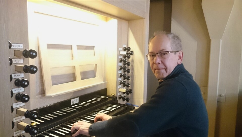 Organist Sven Åke Svensson er veldig godt fornøyd med kirkens nye Silbermann-orgel. Foto: Christian Boger