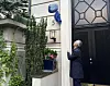 Finansminister Jens Stoltenberg avduker det blå skiltet som henger i Mogens Thorsens gate 5 på Frogner.