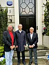 Finansminister og tidligere beboer Jens Stoltenberg, generalsekretær Ole Rikard Høisæther og representant for styret i gården, Tore Ulleberg.