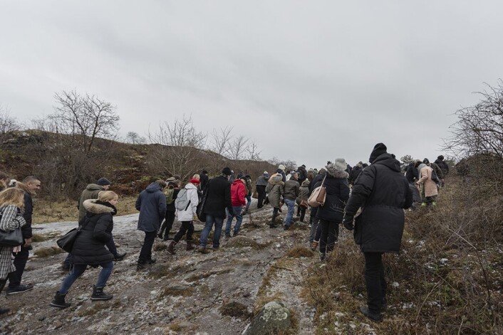 Pilegrimsferd: Mellom 70 og 80 personer møtte opp til befaringen på Gressholmen. Foto: Stine Raastad Pilegrimsferd: Mellom 70 og 80 personer møtte opp til befaringen på Gressholmen. Foto: Stine Raastad