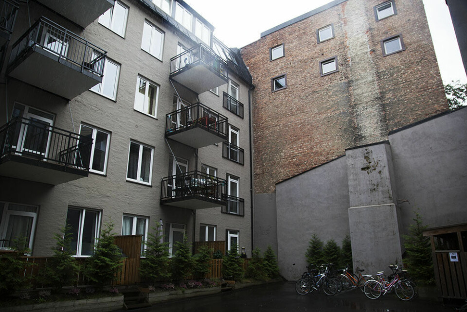I dag er fabrikkbygningen et leilighetskompleks. Bare omrisset av pipen viser at det tidligere har vært en fabrikk. Foto: Elisabeth Ulla Uksnøy.