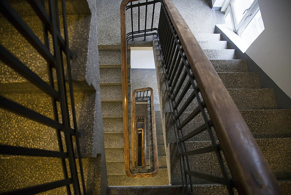 Inne i Sørligata 8 er det lite igjen av fabrikken. Trappen i oppgangen er noe av det som er bevart fra fabrikkens tid. Foto: Elisabeth Ulla Uksnøy.
