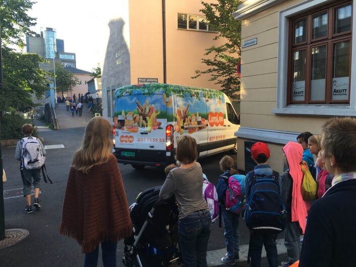 Barn på vei til Ruseløkka skole, ved Løkkeveien. Barn på vei til Ruseløkka skole, ved Løkkeveien.