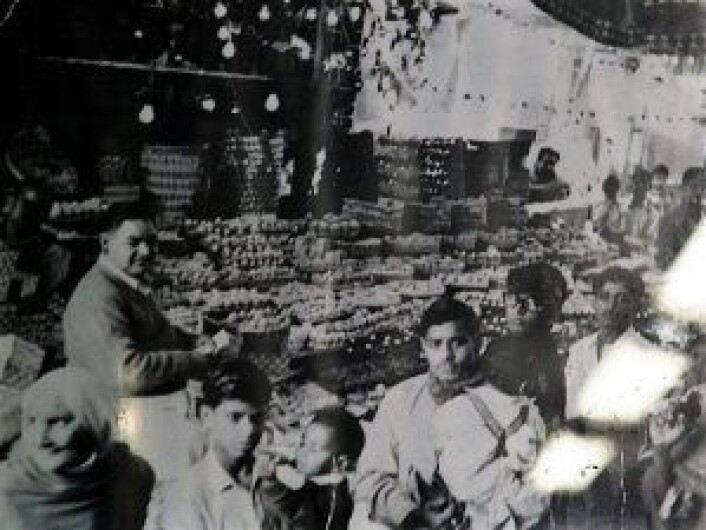 På veggen henger et bilde fra da Madina Sweets holdt til i Pakistan. Teller man med Pakistan-perioden, har familien drevet godteributikk i fire generasjoner. Etter at de emigrerte til Norge, fortsatte de rett og slett i samme spor. Foto: privat. På veggen henger et bilde fra da Madina Sweets holdt til i Pakistan. Teller man med Pakistan-perioden, har familien drevet godteributikk i fire generasjoner. Etter at de emigrerte til Norge, fortsatte de rett og slett i samme spor. Foto: privat.