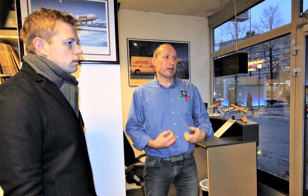 Daglig leder Julio Balbastre i Mail Box (t.h.) forteller Frps Tommy Skjærvold om utfordringene de har fått etter at et sykkelstativ "stjal" parkeringsplassene utenfor firmaet. Foto: Kjell Johansen Daglig leder Julio Balbastre i Mail Box (t.h.) forteller Frps Tommy Skjærvold om utfordringene de har fått etter at et sykkelstativ "stjal" parkeringsplassene utenfor firmaet. Foto: Kjell Johansen