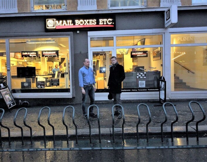 Daglig leder Julio Balbastre i Mail Boxes (t.v.) og Frps samferdselspolitiske talsmann Tommy Skjærvold ved Sykkelstativet som skaper problemer for butikken i Pløens gate. Foto: Kjell Johansen Daglig leder Julio Balbastre i Mail Boxes (t.v.) og Frps samferdselspolitiske talsmann Tommy Skjærvold ved Sykkelstativet som skaper problemer for butikken i Pløens gate. Foto: Kjell Johansen