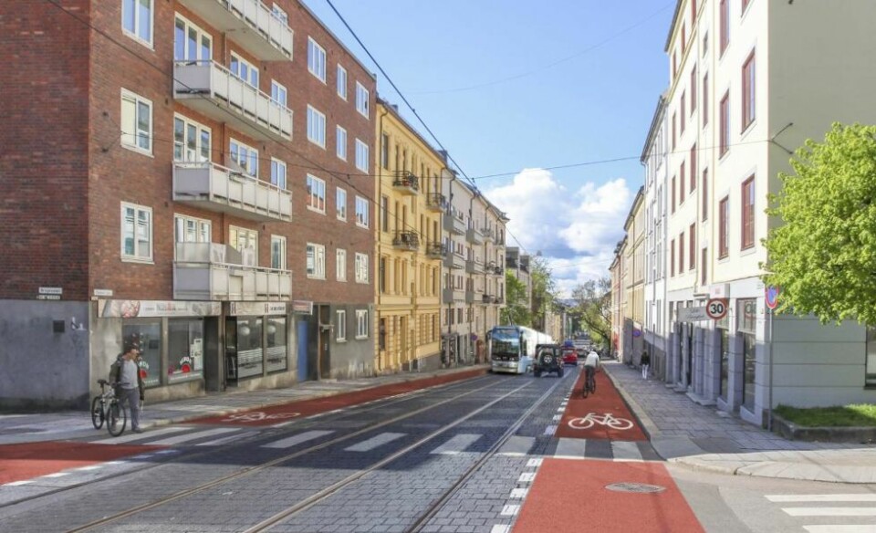 Konseptet Sykkelbane har en opphøyet sykkelvei på hver siden av gaten. Varianten fordrer at all varelevering og parkering flyttes til sidegater.