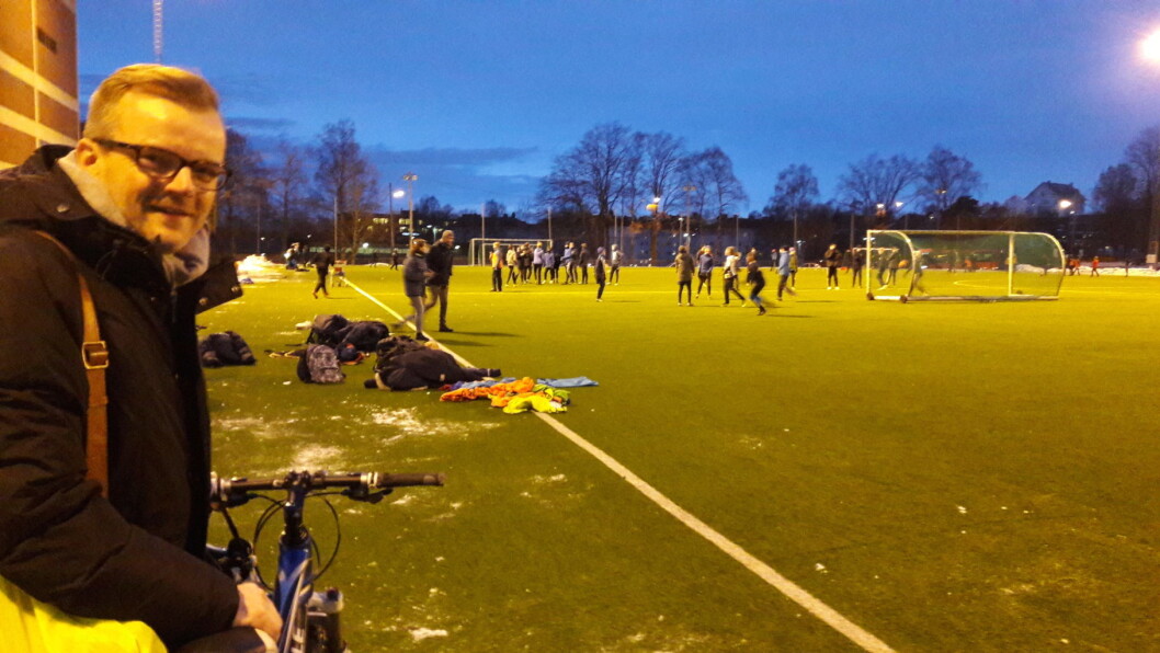 Fotballpappa Anders Spilling ser Friggs gutter gjøre seg klare for trening under trener Endre Theimann. Foto: Anders Høilund Fotballpappa Anders Spilling ser Friggs gutter gjøre seg klare for trening under trener Endre Theimann. Foto: Anders Høilund