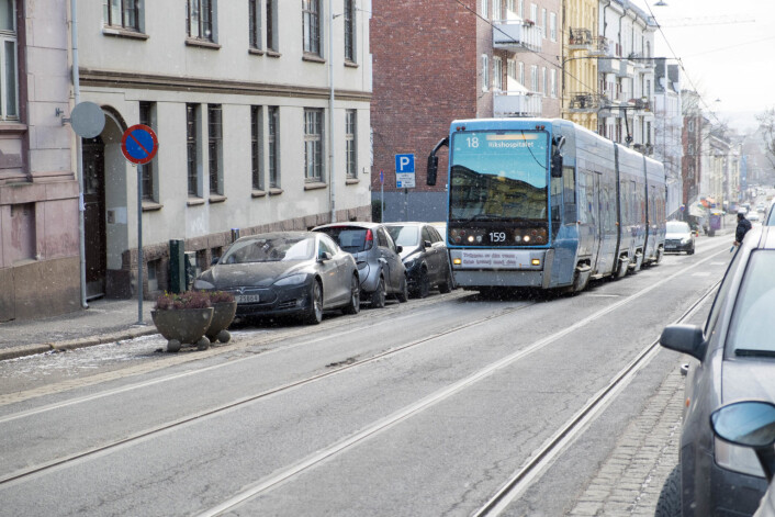 Trikken kjører oppover Theresesgate. I mars skal trikkeskinnene flyttes 15 cm øst- eller vestover. Foto: Bydel St. Hanshaugen Trikken kjører oppover Theresesgate. I mars skal trikkeskinnene flyttes 15 cm øst- eller vestover. Foto: Bydel St. Hanshaugen